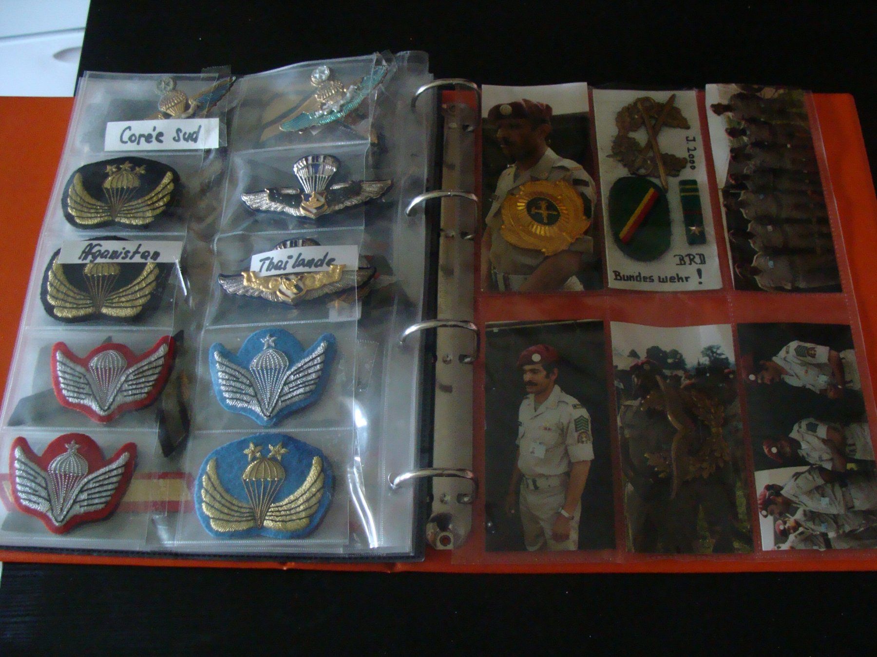 Plaketten & Abzeichen: Militaire, classeur remplit de badges et insignes divers. – Gebraucht aus Cuarny von hen_g7hn 2
