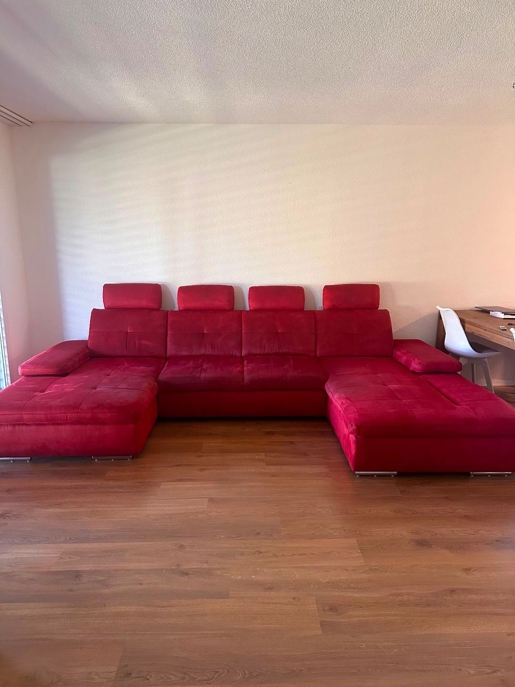 Sofas: Grosse, rote Couch mit Schlaffunktion, Top Zustand! – D'occasion à USTER par A_M_G_12 1