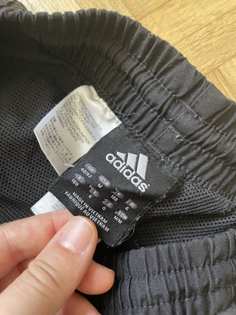 Adidas Pantaloni: Adidas Trainingshose, schwarz, Grösse M – Usato da Zürich venduto da Carlajimena 2