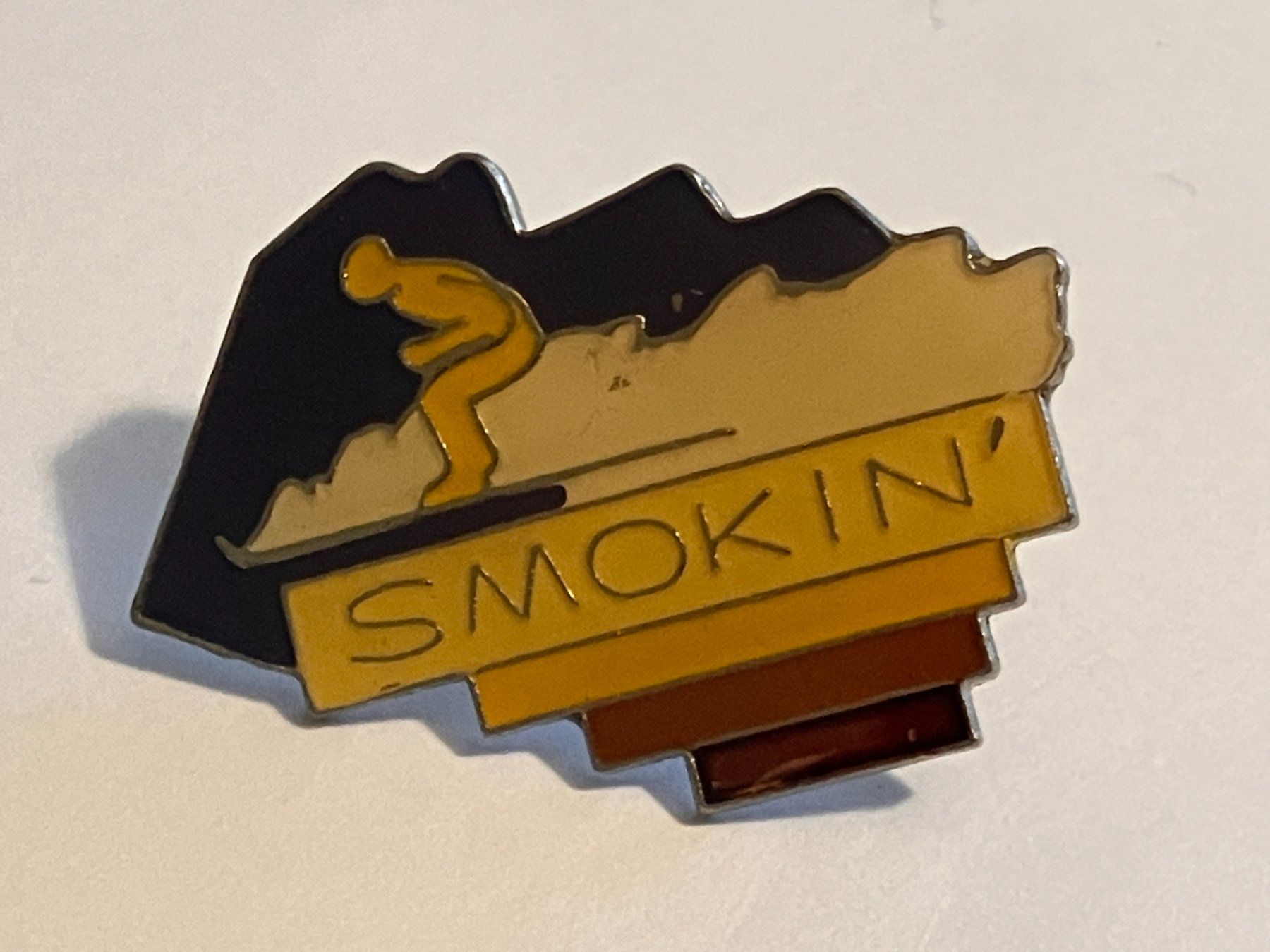 Plaketten & Abzeichen: 1 Pin Smokin' SKI – Gebraucht aus Basel von djwwpp