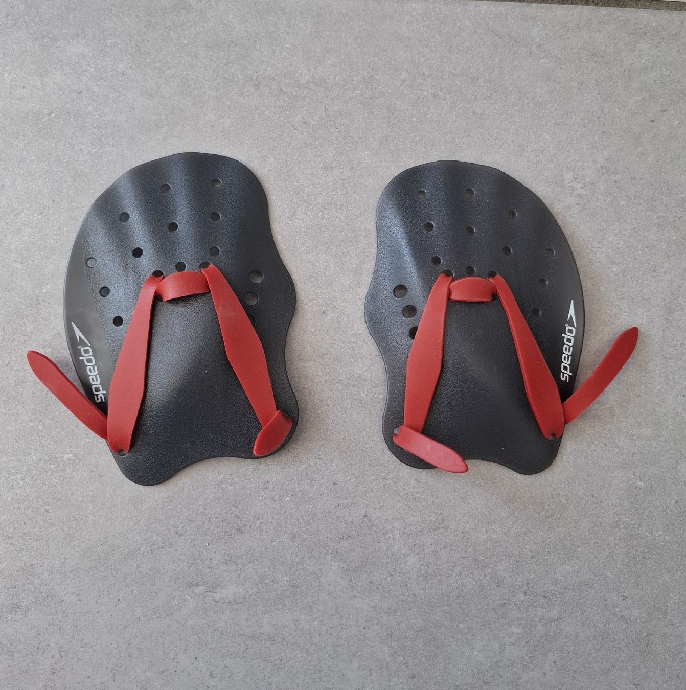 Speedo Palmes, Masques & Tubas: Speedo plaquettes à main – D'occasion à Tavannes par Jessica28