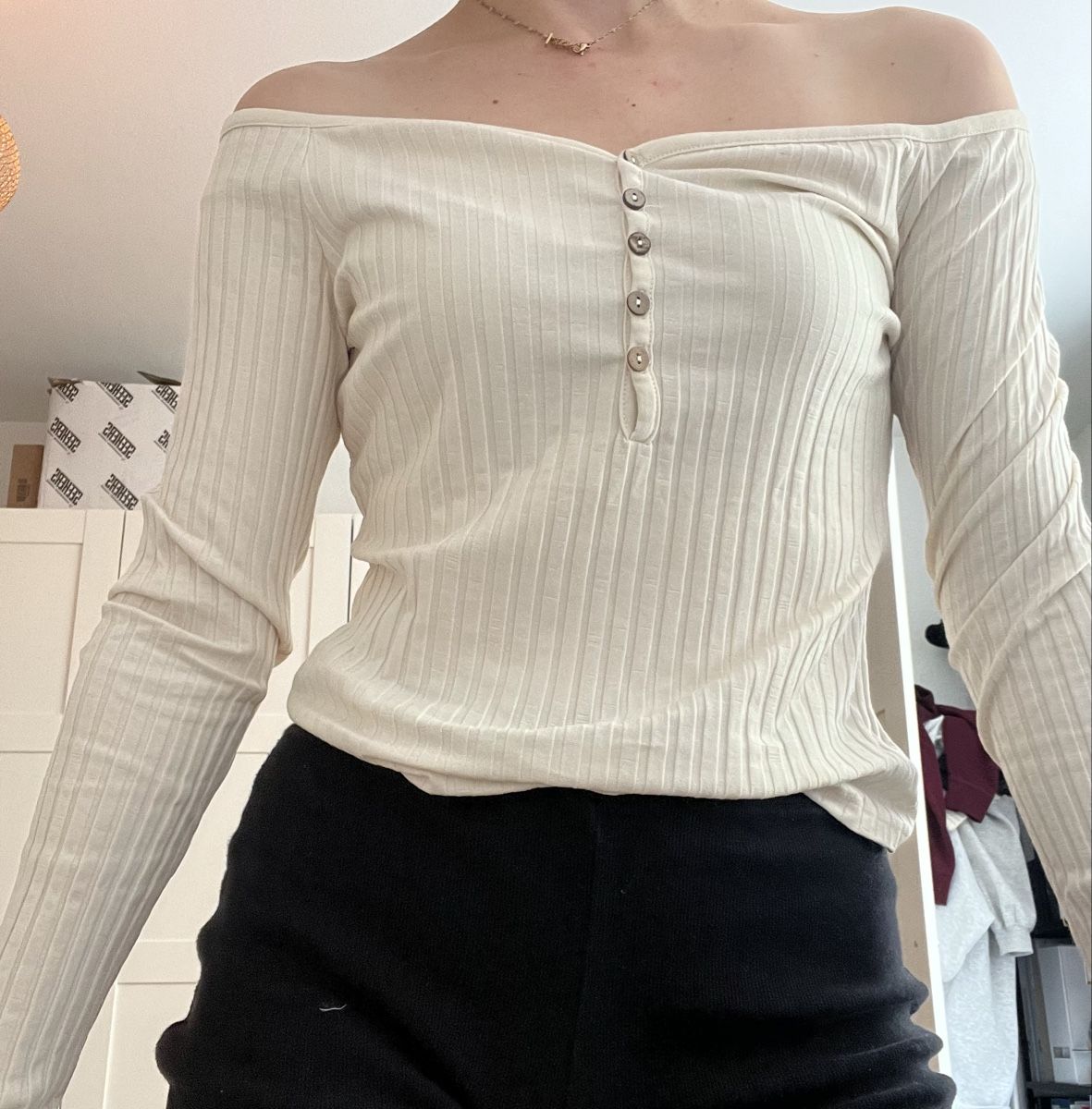 Top: Nly offshoulder top – Nuovo (secondo la descrizione) da Bern venduto da lea_wf9x 1