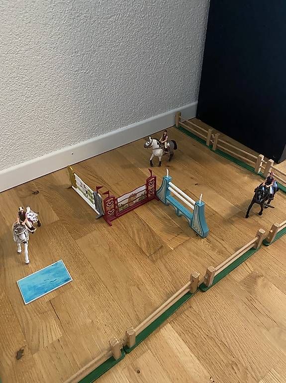 Giocattoli: Schleich Springparcours inkl. Pferden – Usato da Liebefeld venduto da simone.lerch 1