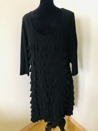 Elegantes, figurbetontes, schwarzes Kleid mit Rüschen