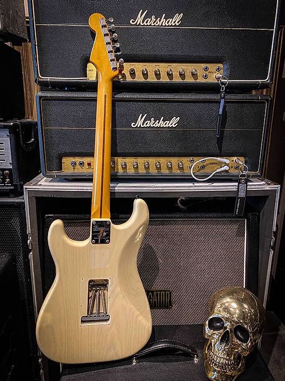Strumenti musicali: Stratocaster Bacchus produced by headway – Usato da Montreux venduto da Alligator-AMPS 2