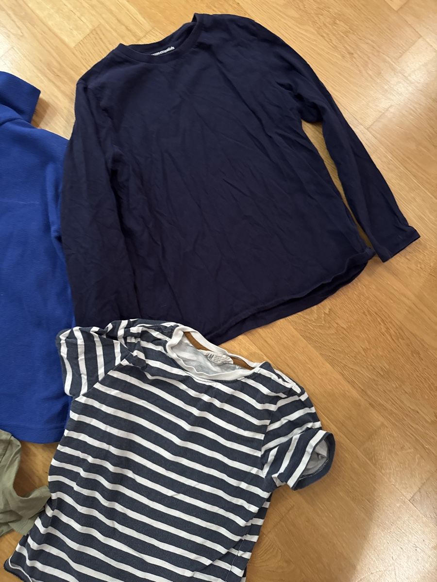 Lotti & Set di vestiti: Jungen Pullover und Shirts 122/128 – Usato da Wädenswil venduto da dorodi 2