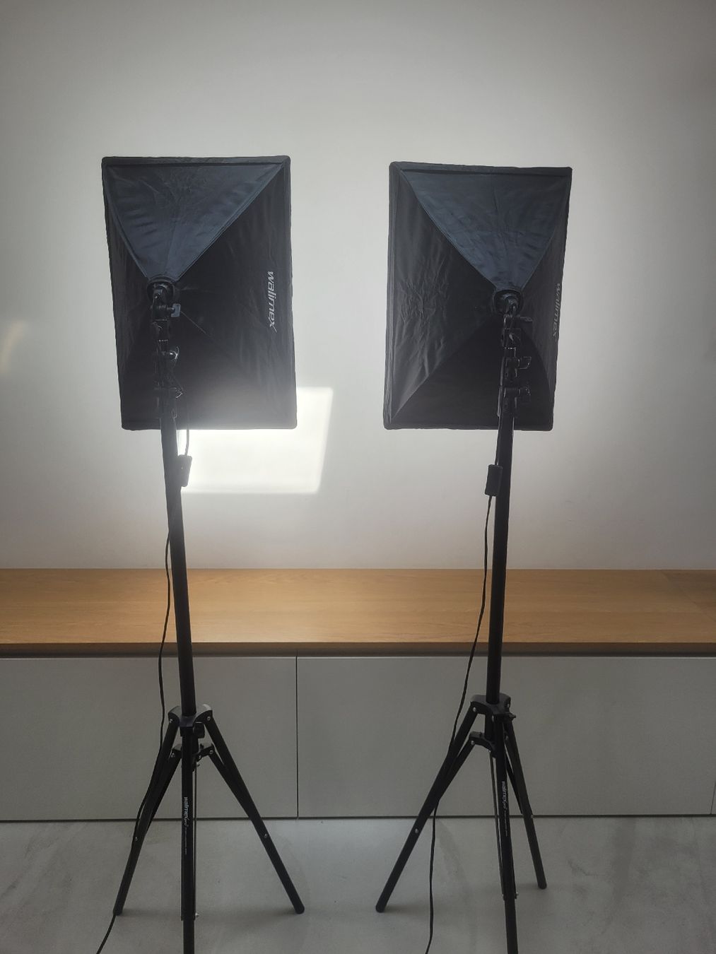 Lampade: Walimex Softbox Studioleuchte Set (2x) inkl. Stative – Usato da Amriswil venduto da job_jl59 1