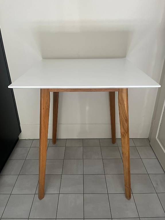 Set di tavolo e panche: Stehtisch mit 2 Barhocker – Usato da Bern venduto da ano_8cpj 1