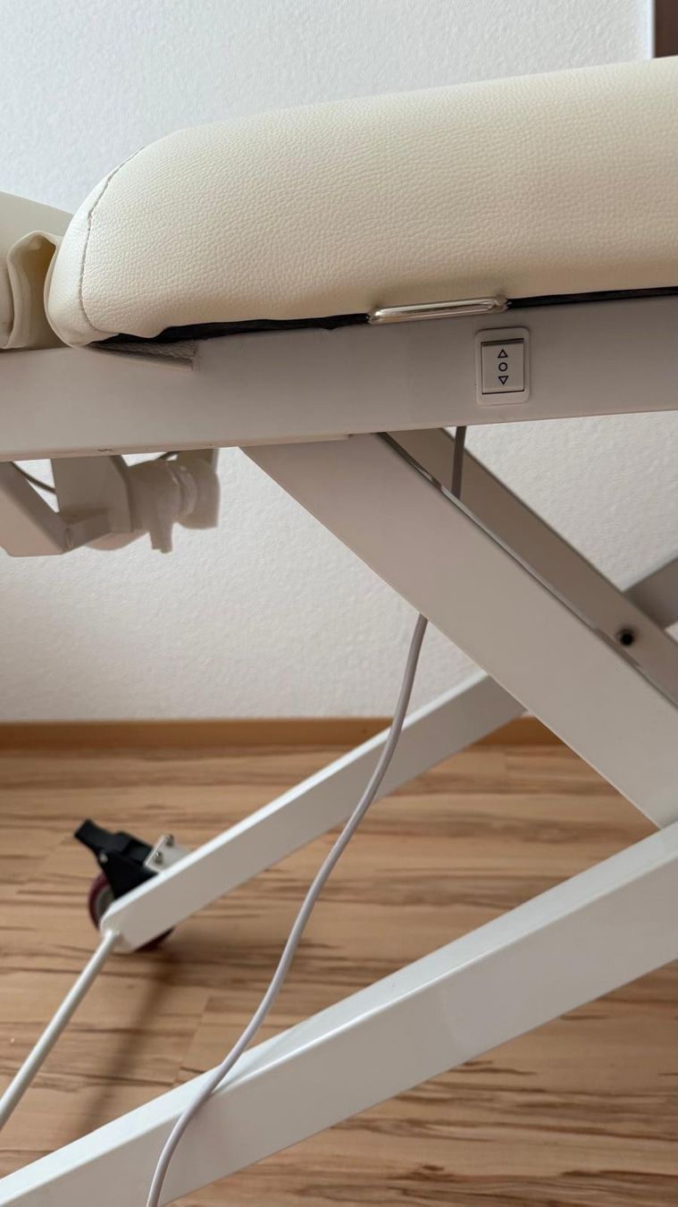 Altro per la cura del corpo: Table de massage/esthétique électrique réglable en hauteu... – Usato da St-imier venduto da chr_7zhj 3