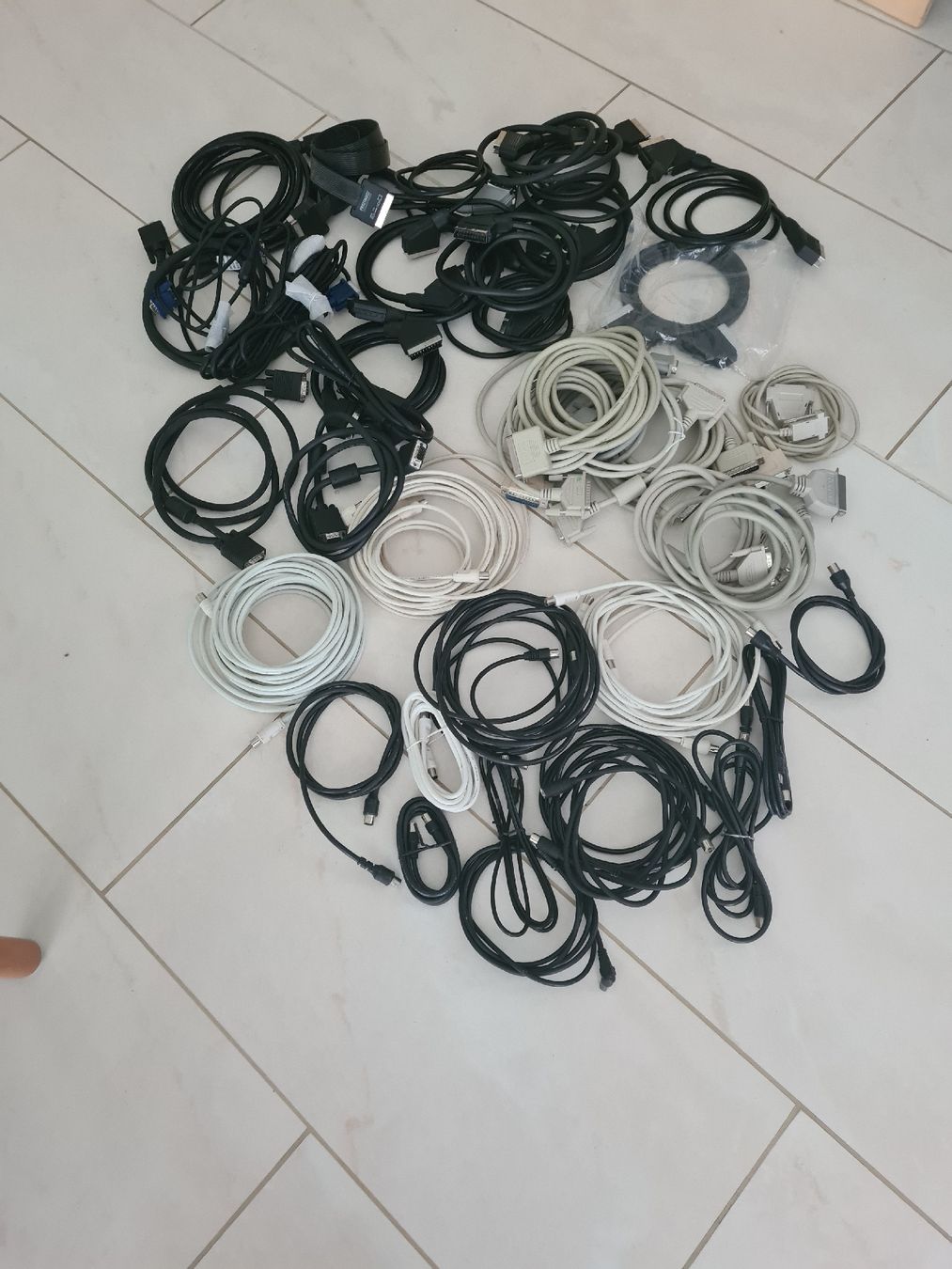 Cavi: Cavi vari per computer e stampante - TV - Stock completo! – Usato da Riva San Vitale venduto da ramarro57 7