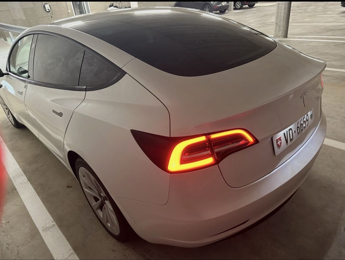 Tesla Autos: Tesla Model 3 Standard Range Plus LFP - 09/2021 – D'occasion à vevey par Leg_isa_transports 1