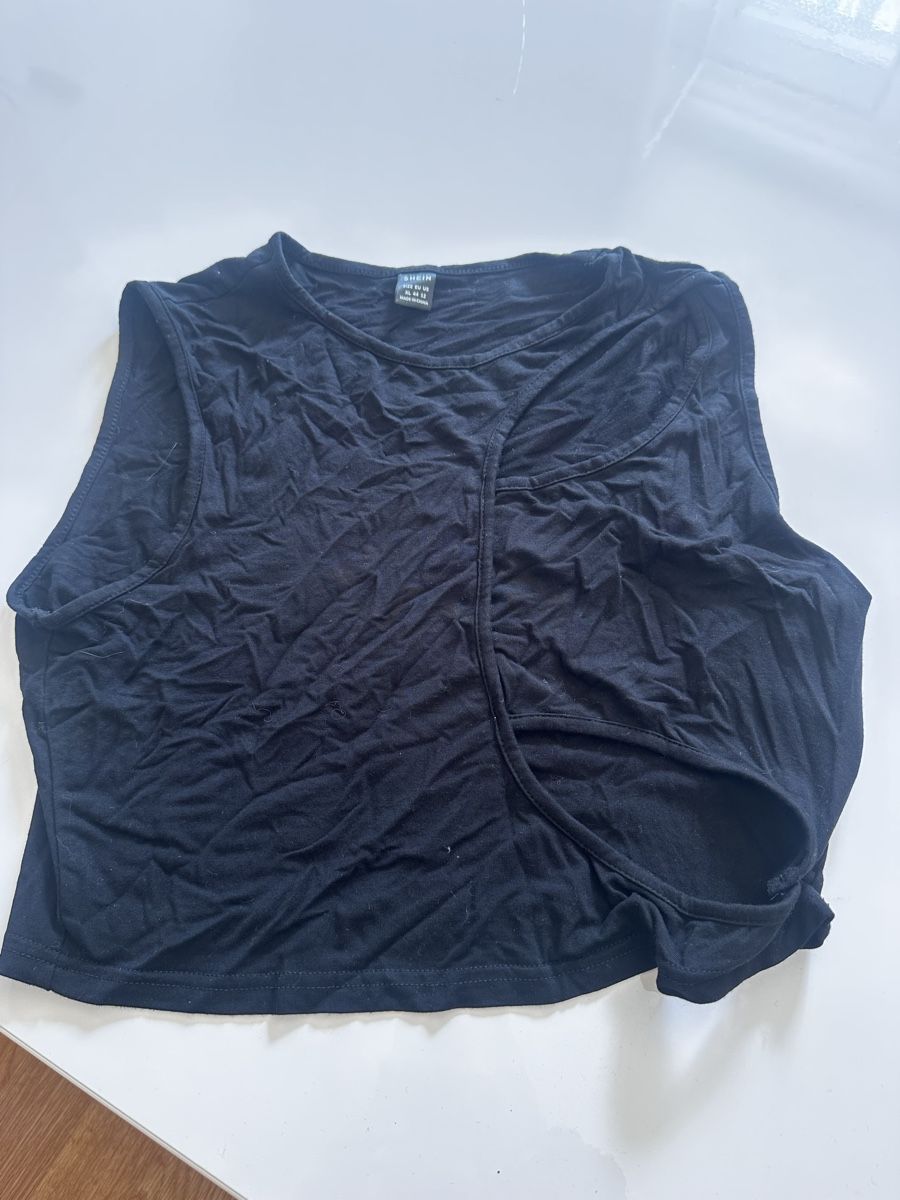 Shein Top: Schwarzes Crop Top von Shein – Nuovo (secondo la descrizione) da Zürich venduto da gryffindor_aurorin