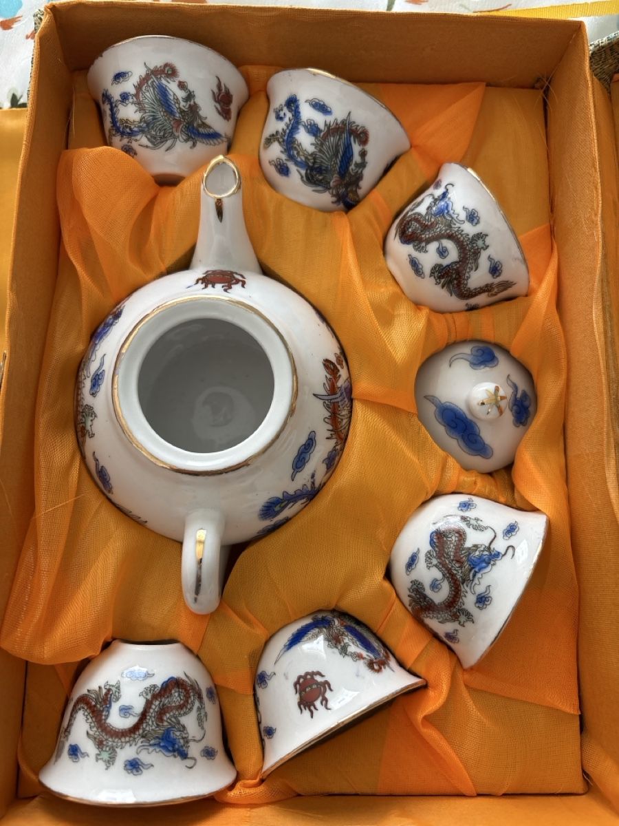 Set di piatti: Seltener Asiatischer Tee Set mit Drachenmuster – Nuovo e nell'imballaggio originale da Bellinzona venduto da LuganoBoutique 1