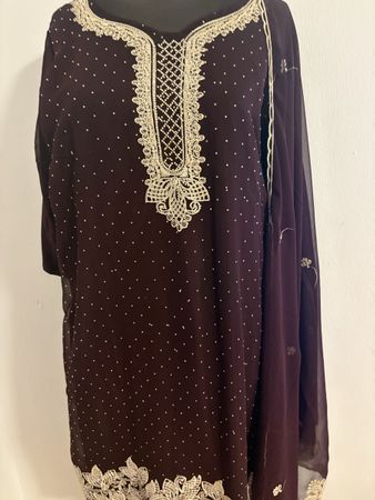 Damen Kleid mit Spitze und Perlen dunkelbraun 