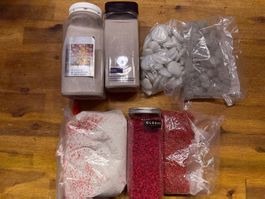 Deko-Set: Weiss-rot; Sand, Steine, Granulat