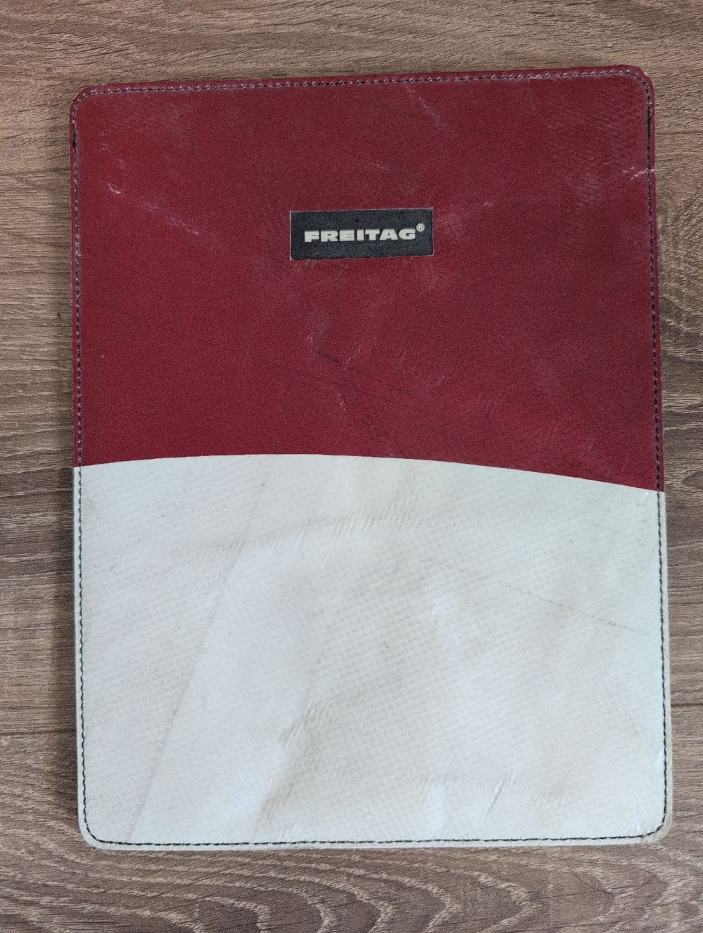 Freitag Covers & Borse: Freitag Sleeve red/white used condition – Usato da Zürich venduto da fschenkel