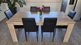 Moderner ausziehbarer Esstisch (für 6–8 Personen)