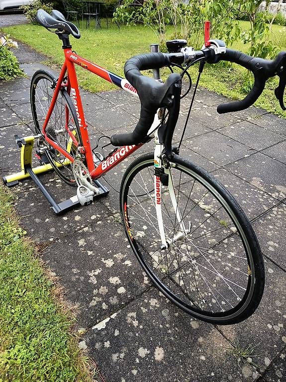 Bianchi Biciclette: Vélo de course Bianchi et home trainer – Usato da Froideville venduto da dji_6kfh 2