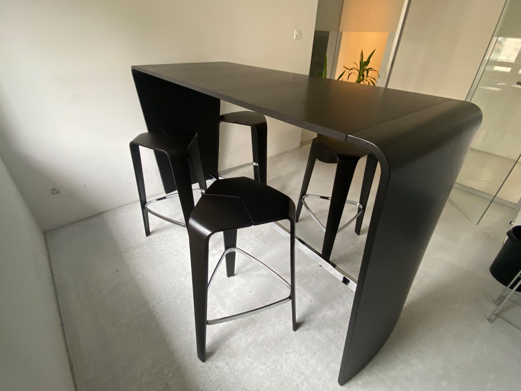 Tische: Designer Büro-Stehtisch mit 4 Hocker – Gebraucht aus Chur von has_f8lc 1