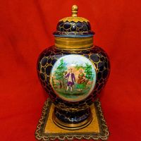 Französische dekorative Porzellanvase