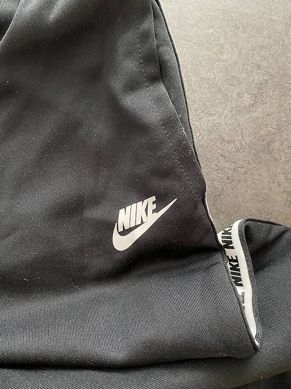 Pantalons: Nike Trainingshose Grösse M – D'occasion à Nottwil par mit_7x97 1
