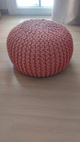 Gehäkelter Sitzhocker/Pouf in Korallrot