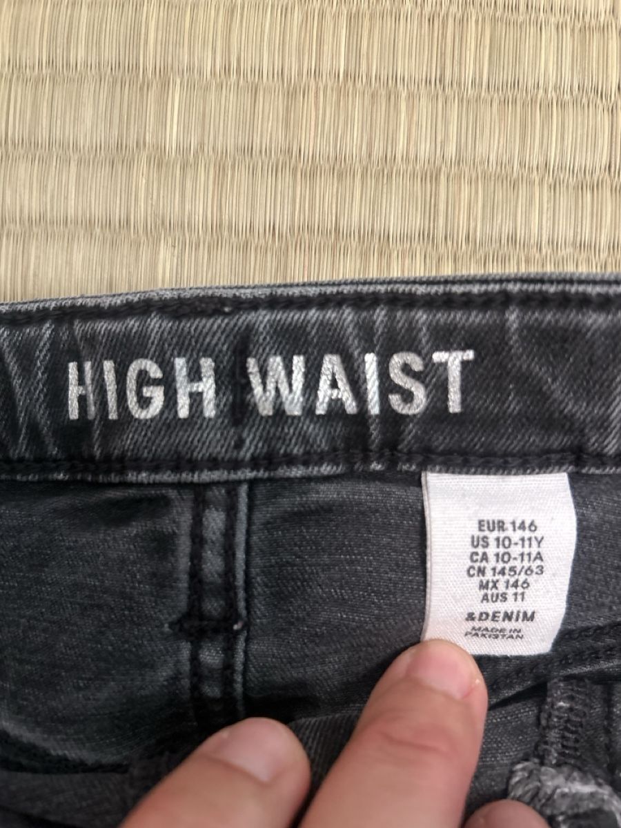H&M Pantaloni: Shorts schwarz  – Usato da Uetikon am See venduto da barceloneta 1