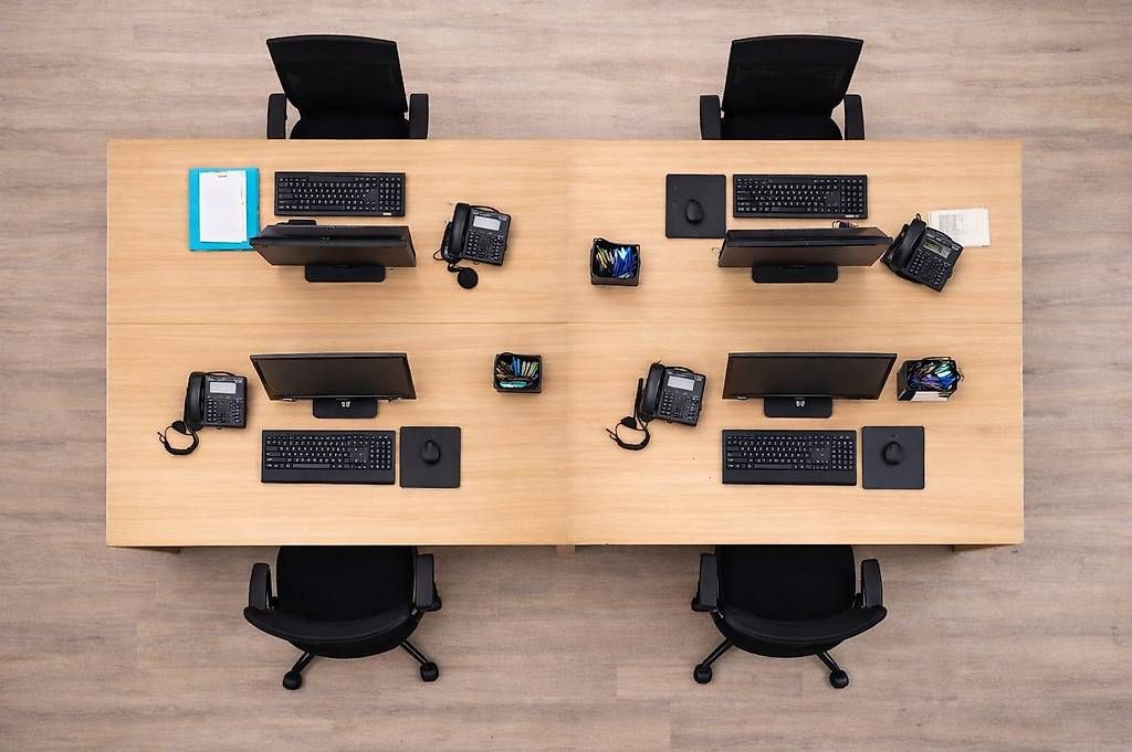 Scrivanie: 4 places de travail: Bureaux avec séparateurs – Usato da Préverenges venduto da BNQ_Partners 3