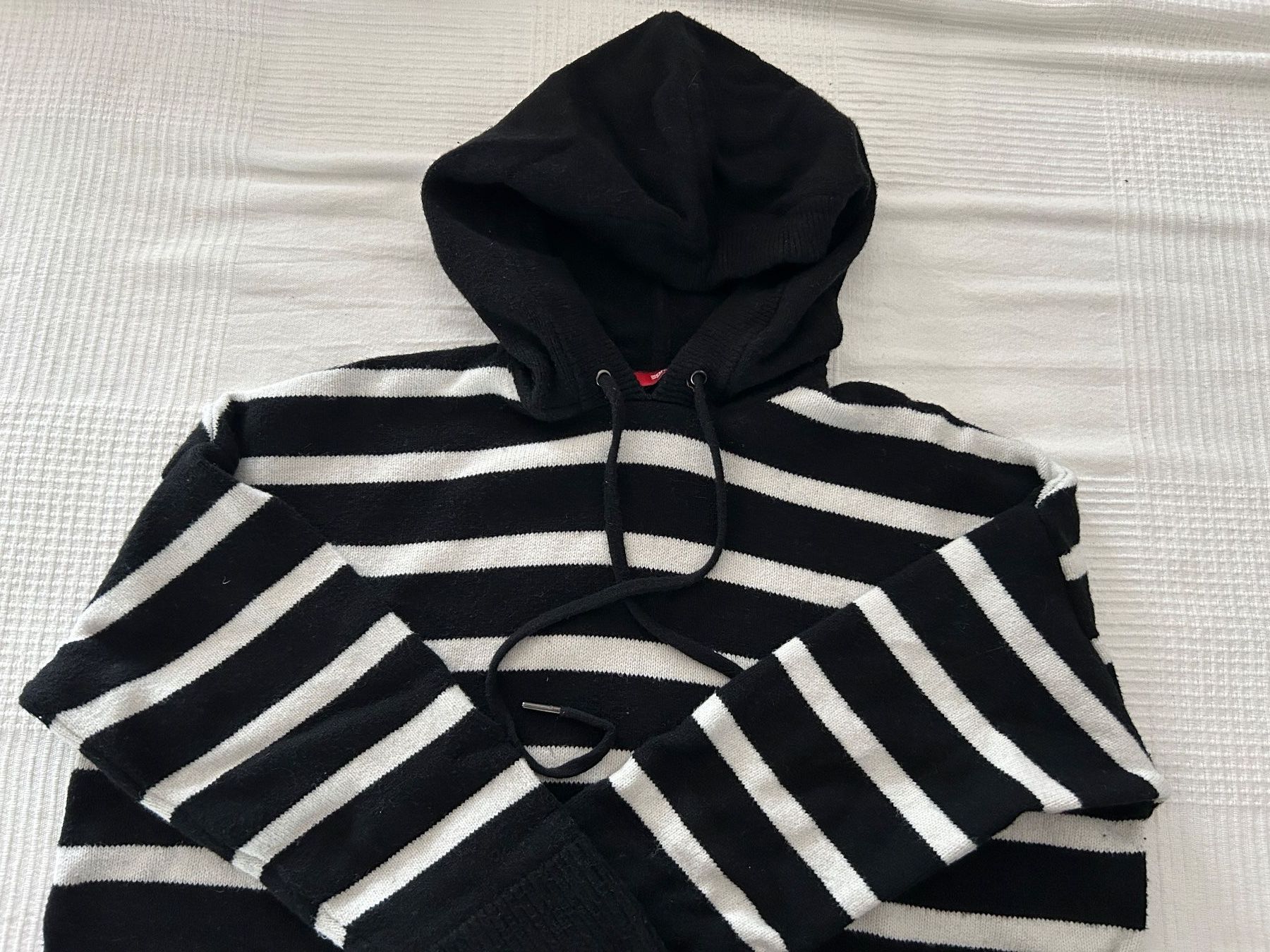 Esprit Maglioni & Felpe: Esprit-Strickpullover mit Kapuze gestreift schwarz weiss – Usato da Pfäffikon ZH venduto da the4mos 2