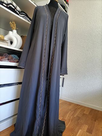 Abaya élégante grise avec broderie