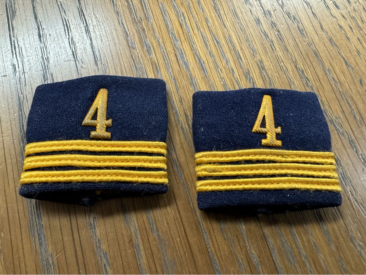 Schweizer Armee Uniformen: 2 Patten Schweizer Armee Hauptmann – Gebraucht aus wallisellen von Simbadog