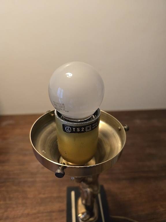 Lampade: Art-déco Tischlampe / Figurine mit Fackel - Bronze/Messing – Usato da Basel venduto da Mahapo 2