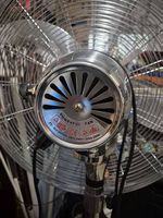 Windmacher für heisse Tage: Retro-Standventilator in Chrom