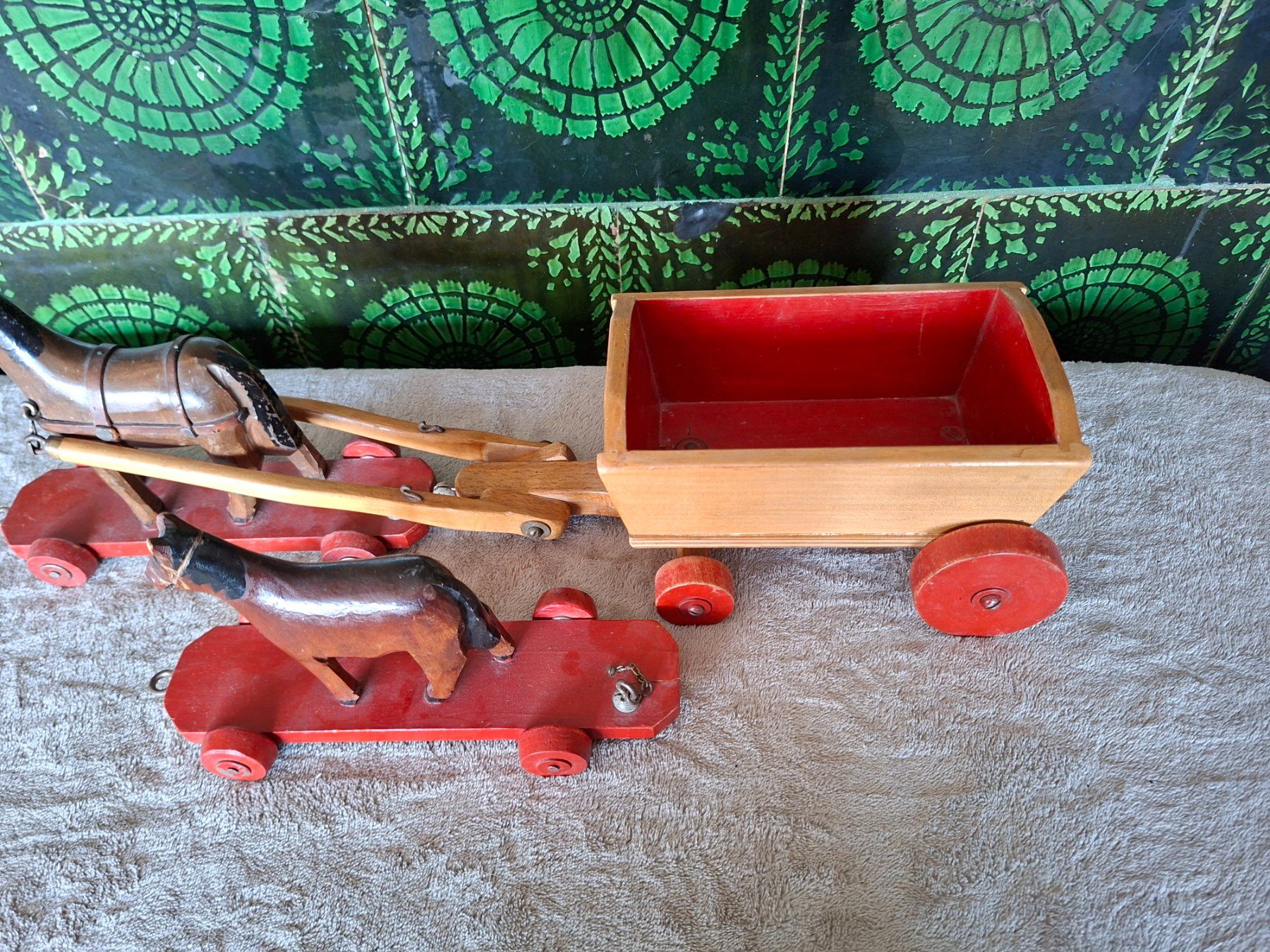Spielzeuge: 2 sehr alte hübsche Holzpferdchen mit Wagen – Gebraucht aus Otelfingen von silver-moon 2