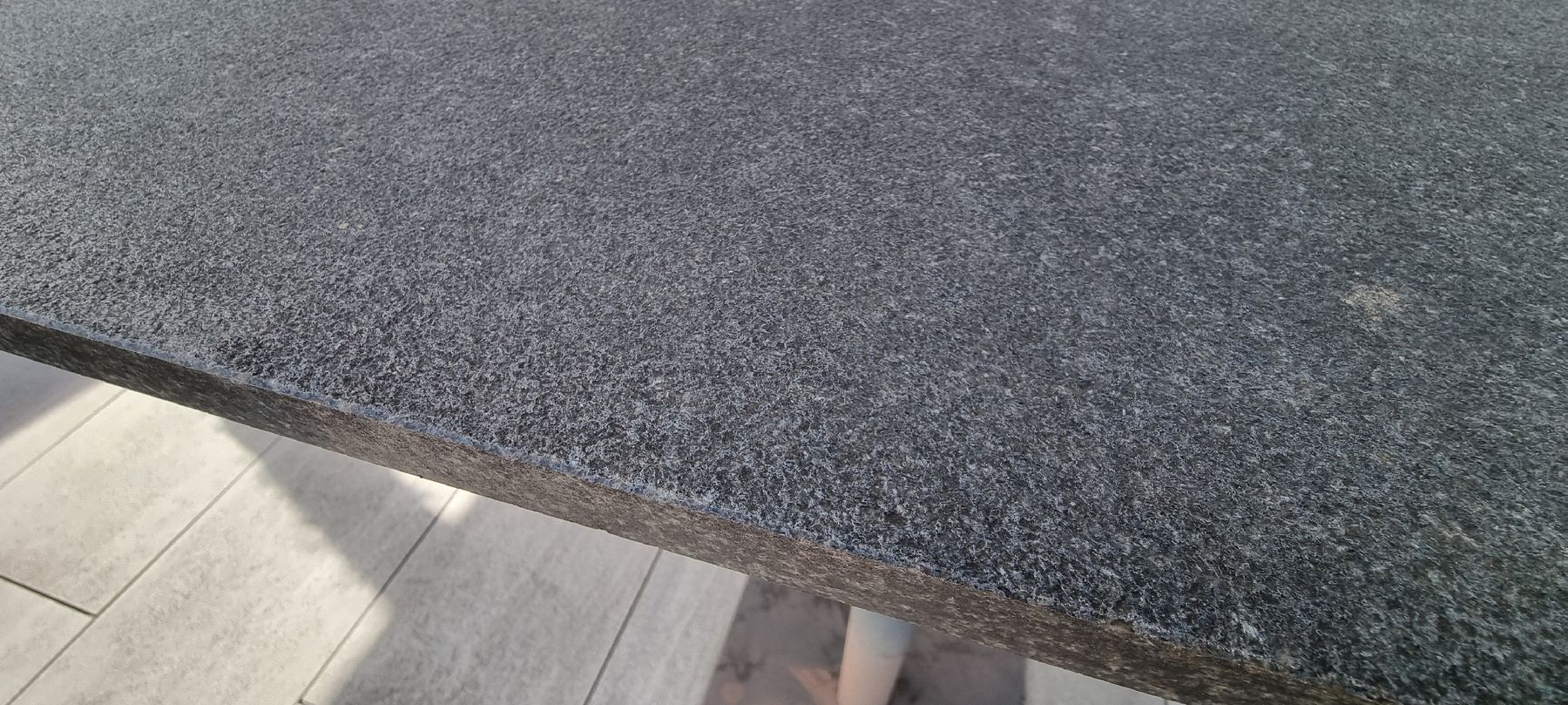 Tische: Stehtisch Granitplatte Nero assoluto – Gebraucht aus Lachen SZ von Rosenlunik 1