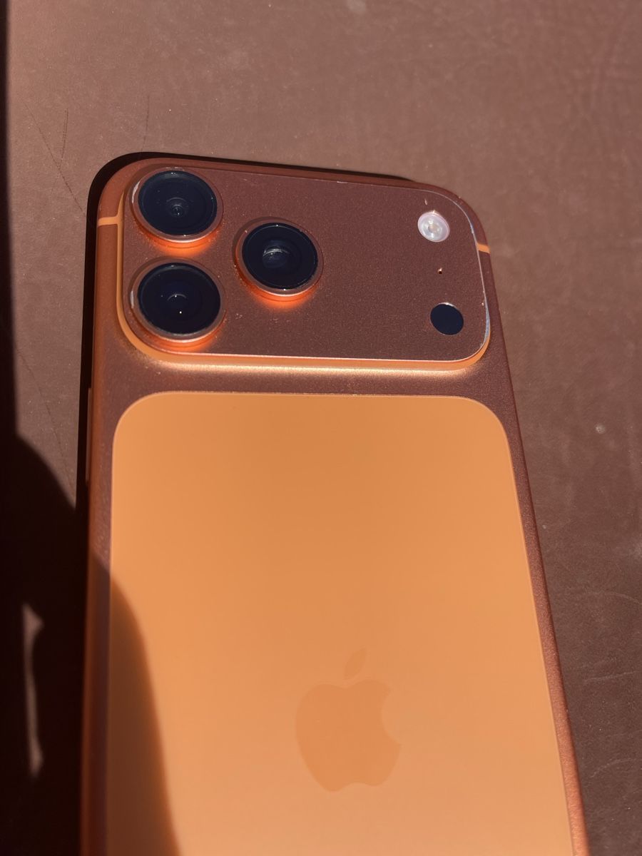 Apple Telefoni cellulari / Smartphones: Iphone 17 pro max 256GB orange  – Usato da Vétroz venduto da est_xyr5 5