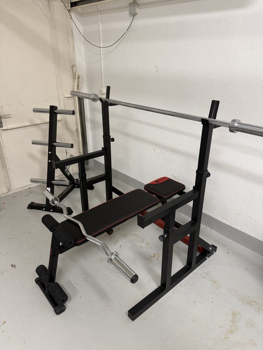 Hometrainer: Weight Bench with Barbell and Weight Rack – Gebraucht aus Wollerau von jam_2kzc