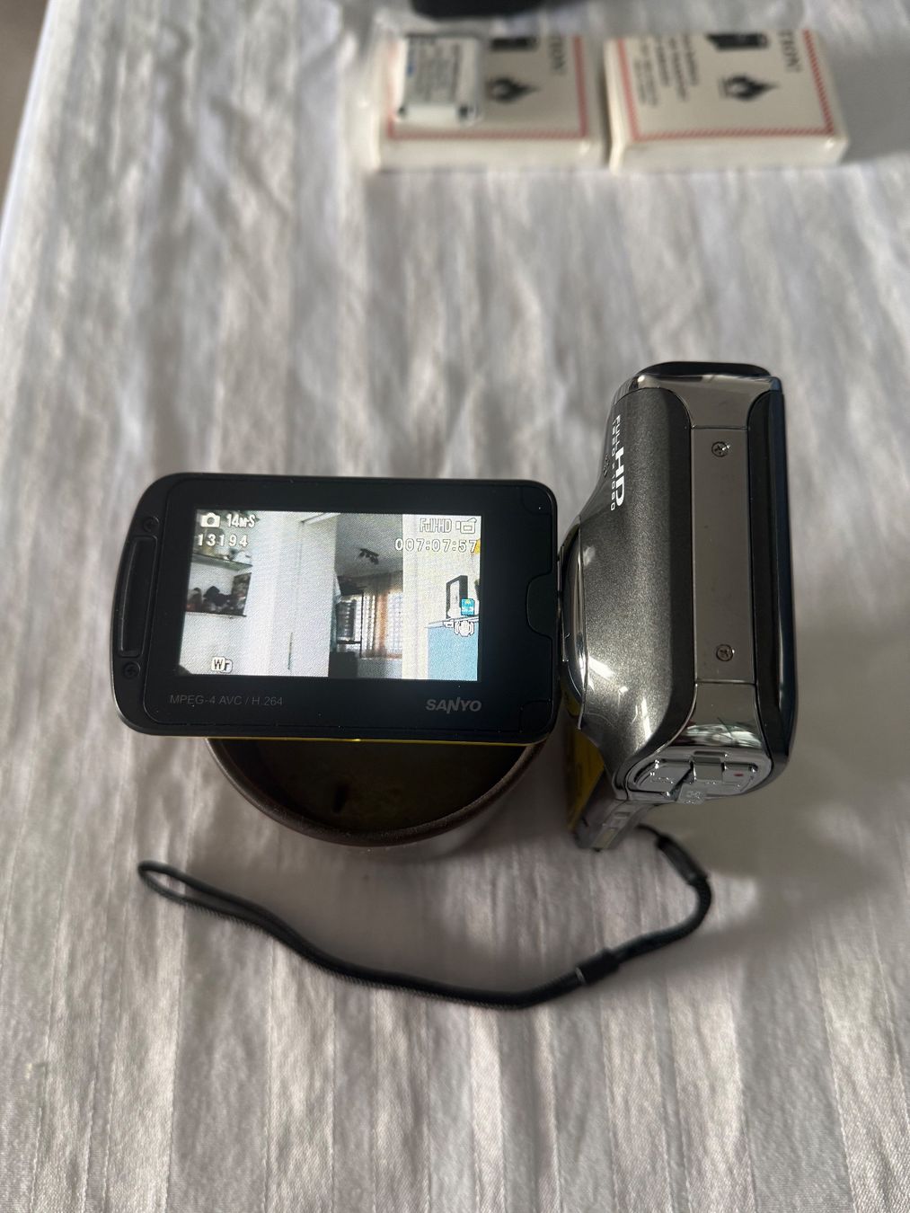 Sanyo Camcorder: Sanyo Xacti VPC-CG100 in Gelb – Gebraucht aus Neukirch / Egnach von Taucher68 3