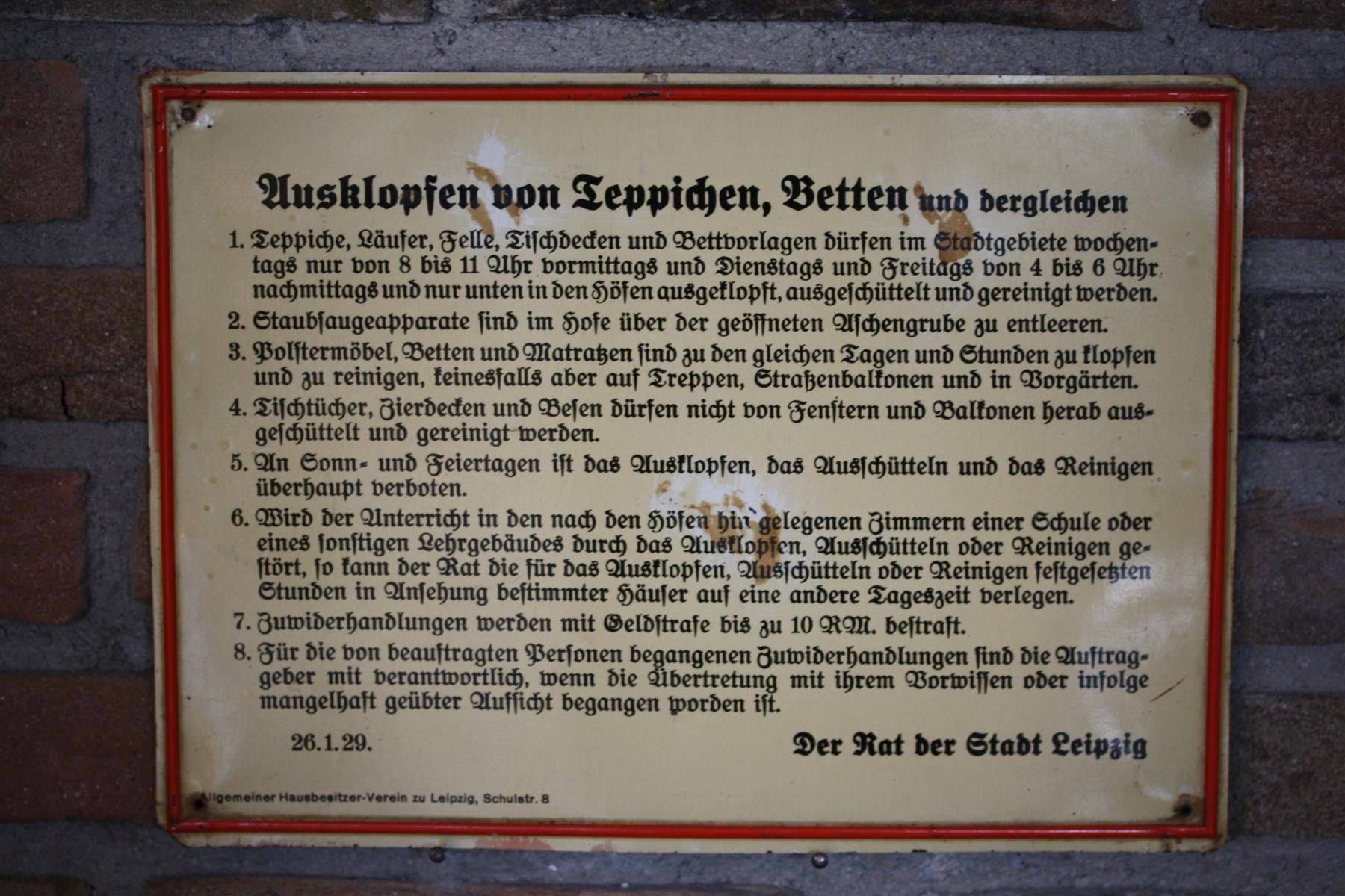 Insegne: Blechschild "Ausklopfen von Teppichen" – Usato da Birrwil venduto da brandschatz_birrwil 3