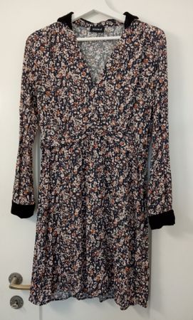 Kookaï Kleid Vintage-Stil Samt-Details & Emaille-Knöpfe 38
