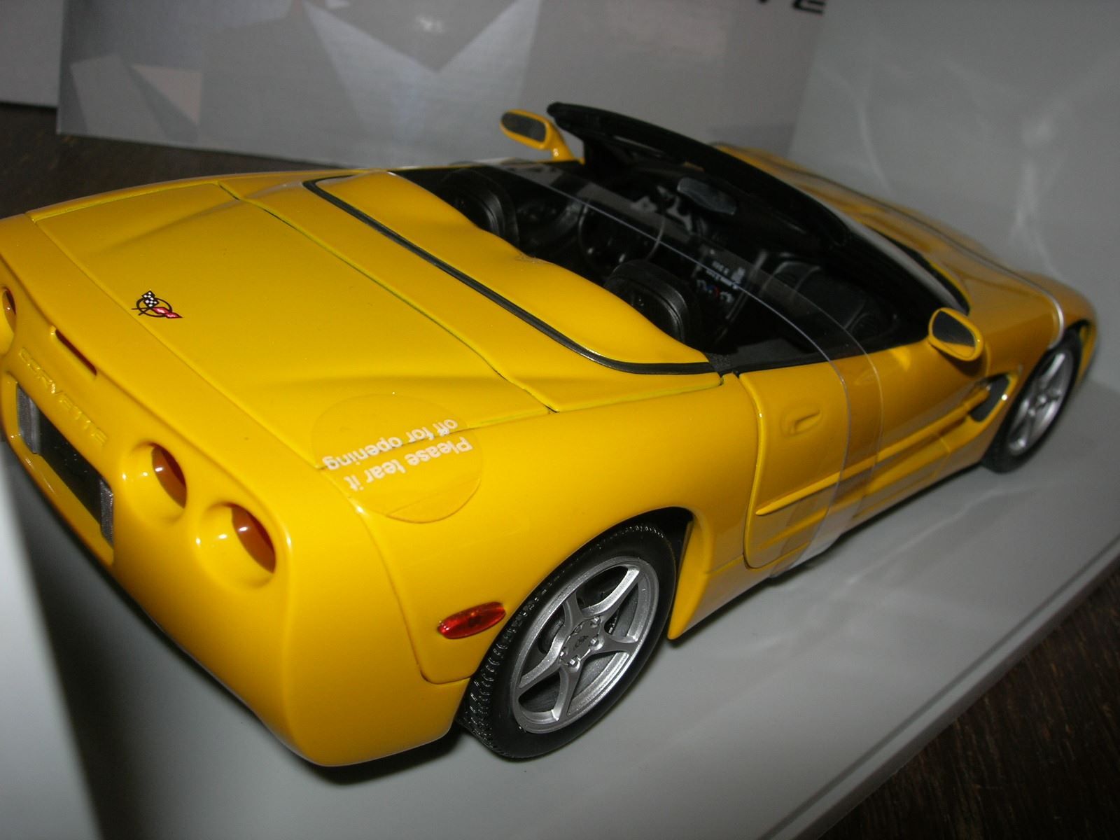 Chevrolet Modellini d'auto: Chevrolet Corvette C5 Convertible 2000 Millenium ° UT 1:18 – Nuovo e nell'imballaggio originale da Hornussen venduto da Amw 2