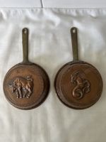 Antike Kupferpfännchen mit Tier-Sternzeichen Relief, 2 Stück
