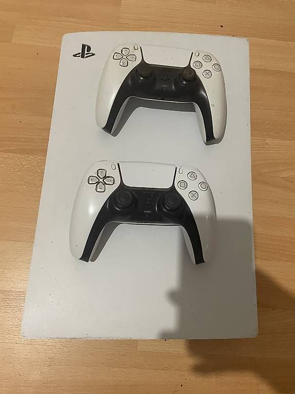 Konsolen: ps 5 mit 2 Controller  – Gebraucht aus Allschwil von Zeuchilles