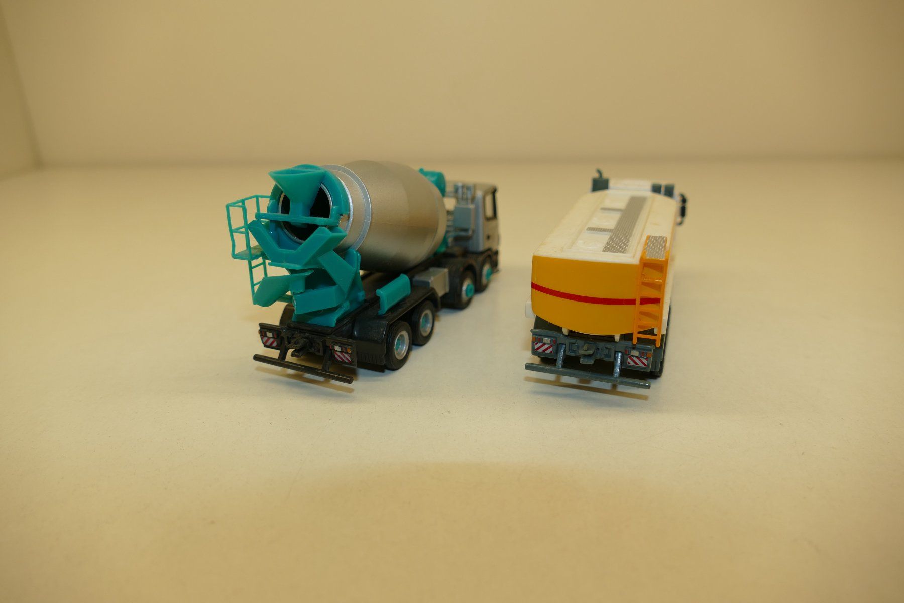 Modellautos: M 1:64?: 2xLastwagen – Gebraucht aus Niederhasli von Flash32 2