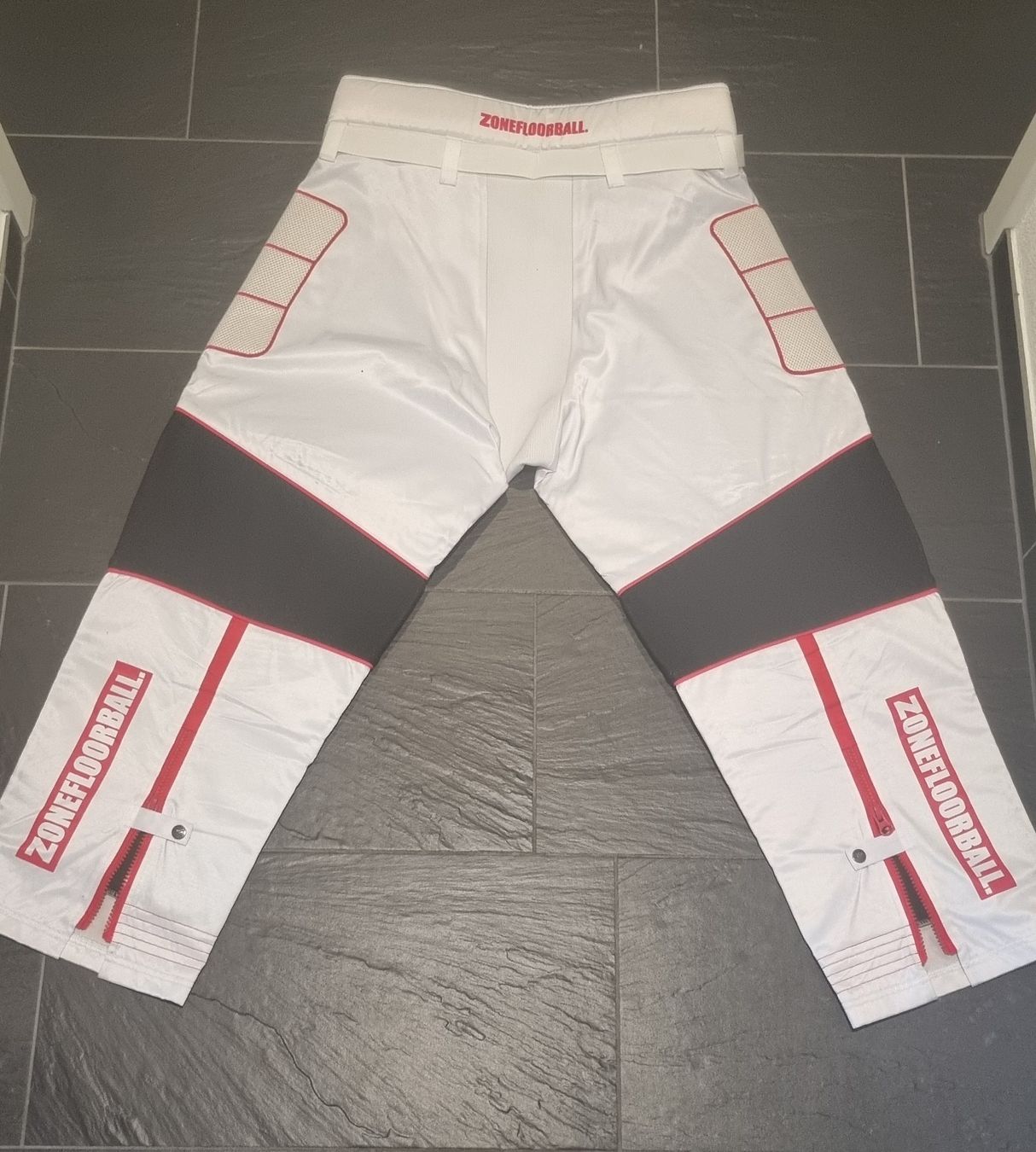 Pantaloni: Zone Goaliehose MONSTER weiss/rot – Nuovo (secondo la descrizione) da Hombrechtikon venduto da Sturz 1
