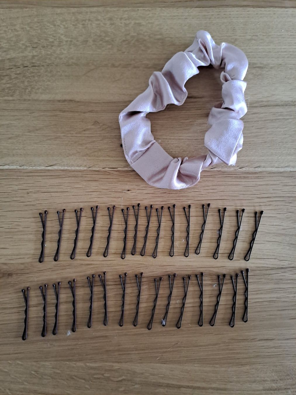Accessori per capelli: 15 Pins und 1 Scrunchie – Nuovo (secondo la descrizione) da Pratteln venduto da ra.ma