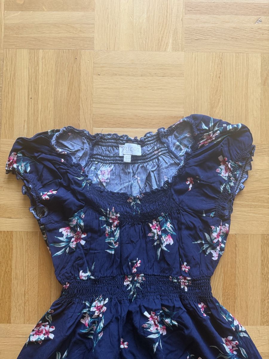 Robes et jupes: Sommer Kleid dunkelblau mit Blumen, Gr. 140 – D'occasion à Kilchberg ZH par Von_dutch 1