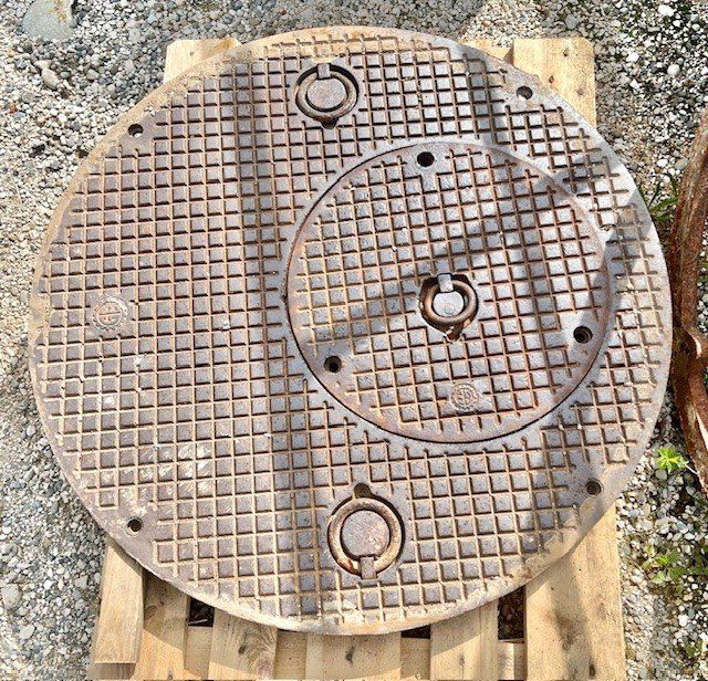 Gitter & Roste: Schachtabdeckung mit Rahmen ca. Ø 105 cm – Gebraucht aus Riedtwil von wiederverwendung