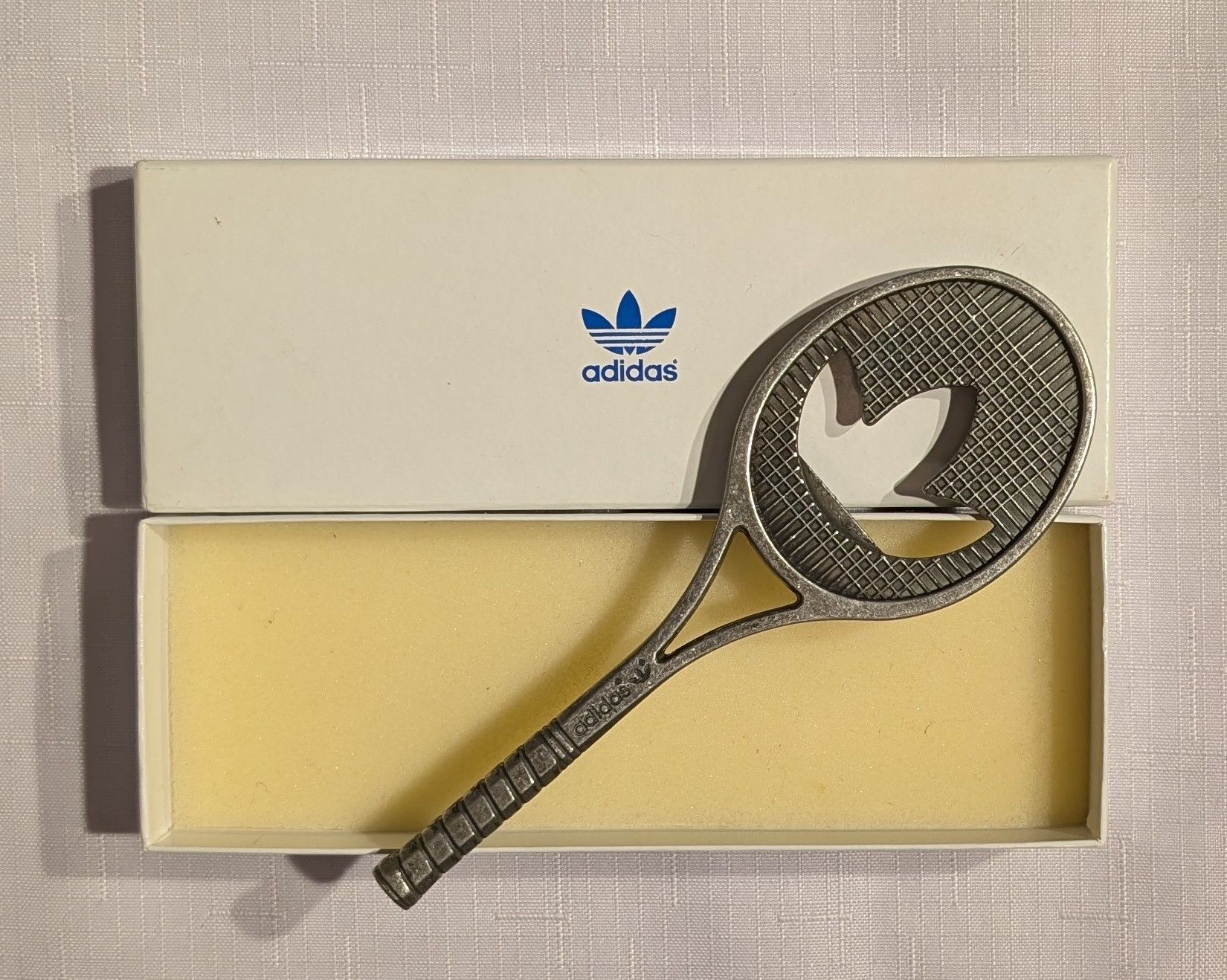 Apribottiglie & Tappi per chiusura: Adidas Flaschenöffner Tennisschläger – Nuovo (secondo la descrizione) da Wängi venduto da ABIZONE-86