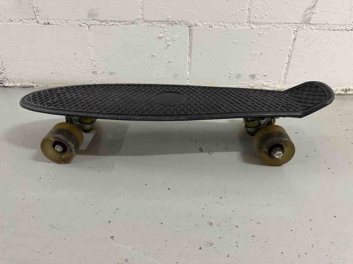 Skateboards: Black Plastic Skateboard with LED Wheels – Usato da Rheinfelden venduto da baseldon 3